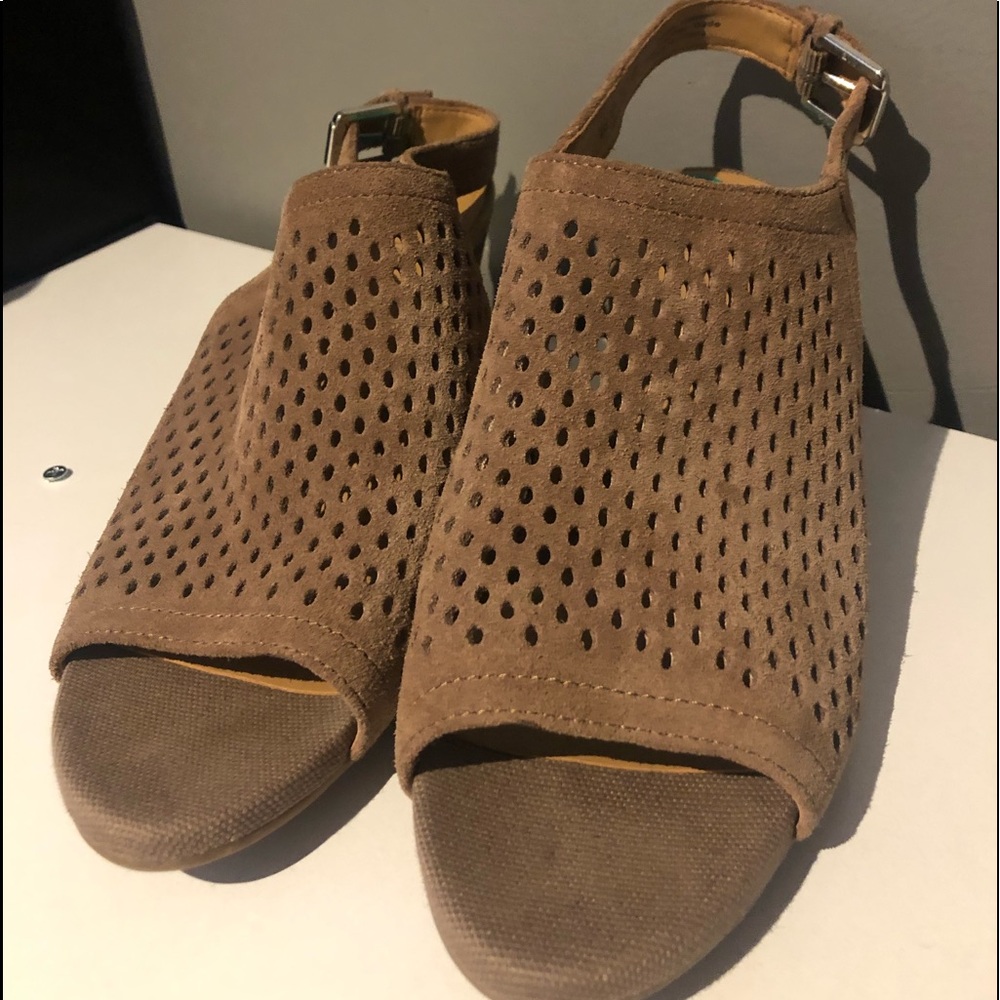 Franco sarto /heeled Sandal with buckle at heel/taupe/8